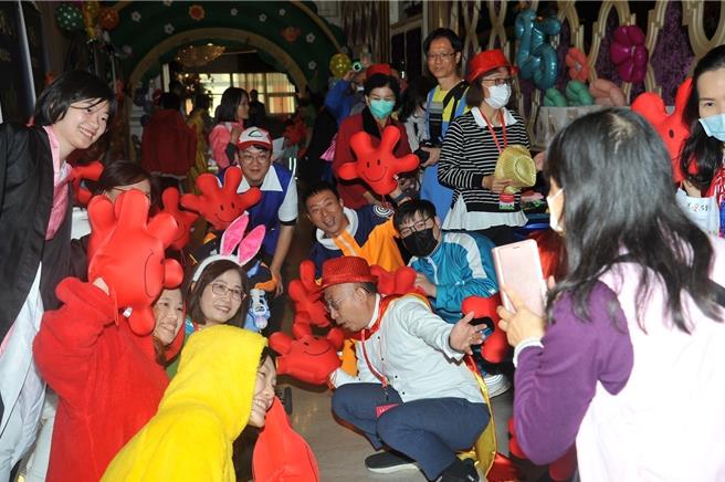 精湛建设总经理陈志声连续25年在农历年前举办岁末关怀活动，场面温馨热闹。(主办单位提供)