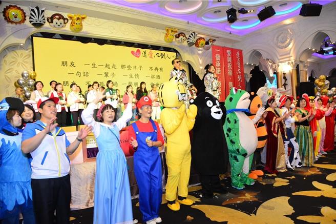 精湛建设总经理陈志声连续25年在农历年前举办岁末关怀活动，场面温馨热闹。(主办单位提供)