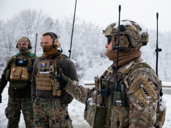 2024年1月8日，美国特种作战司令部欧洲联合终端攻击控制员（JTAC）在双边训练活动中与来自义大利阿维亚诺空军基地第31 战斗机联队的美国空军F-16战斗机联队以及波士尼亚与赫塞哥维纳的JTACS 协调模拟近距离空中支援。（DVIDS）