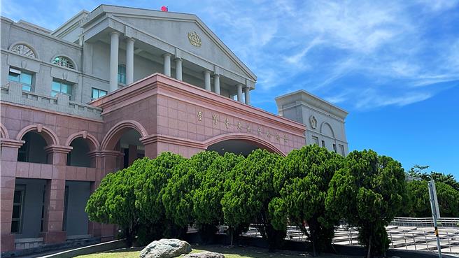 台东地检署近日接获中资介选情资，某平地原住民立委余姓桩脚招揽30人旅游团赴陆接受招待，余男违反选罢法、反渗透法等罪嫌重大，讯后8万元交保。（萧嘉蕙摄）