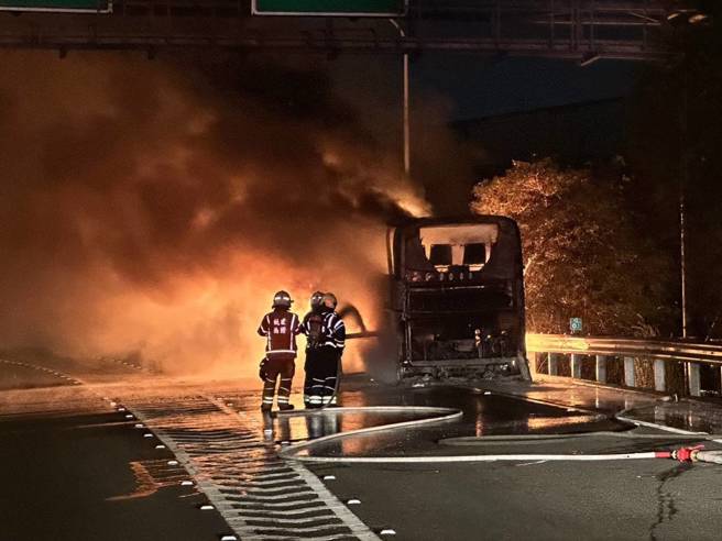 国道二号往西大湳出口匝道附近，晚间8时许发生火烧车事件。（翻摄画面）