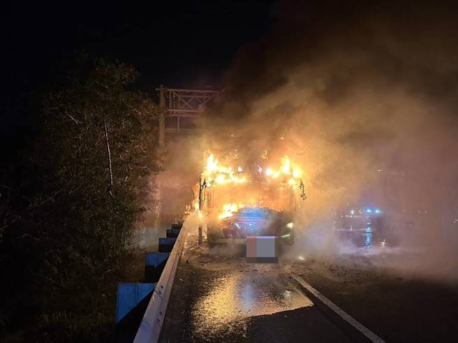 国道二号往西大湳出口匝道附近，晚间8时许发生火烧车事件。（翻摄画面）