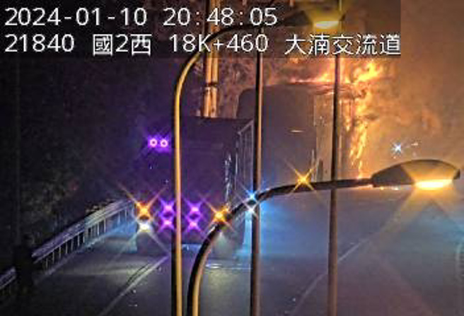 国道二号往西大湳出口匝道附近，晚间8时许发生火烧车事件。（翻摄国道1968）