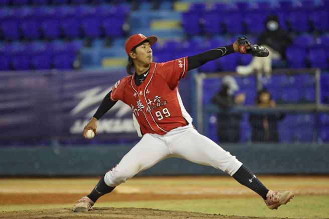 毕业于南华大学投手陈镱中以签约金370万元附带激励奖金75万、一军月薪9万的1.5年合约条件加入富邦悍将。（资料照，大专体总提供）
