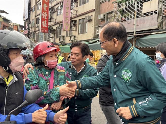 立法院长游锡堃（右）10日陪同新北十选区立委候选人吴琪铭（中）于三峡民生市场扫街。(吴琪铭办公室提供／刘玮晴新北传真)