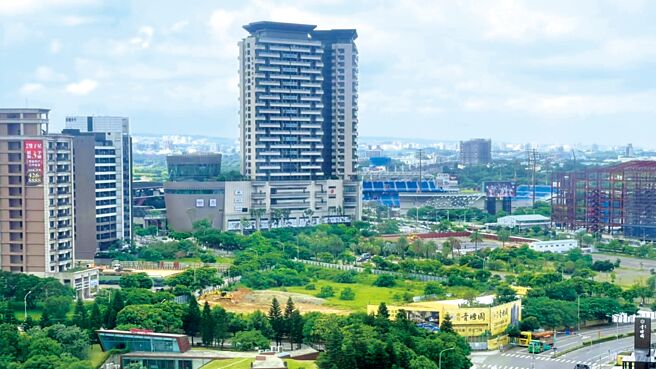 2023年桃园成屋、预售豪宅最高单价均在青埔特区，图为「威均青塘园」。图／台湾房屋提供