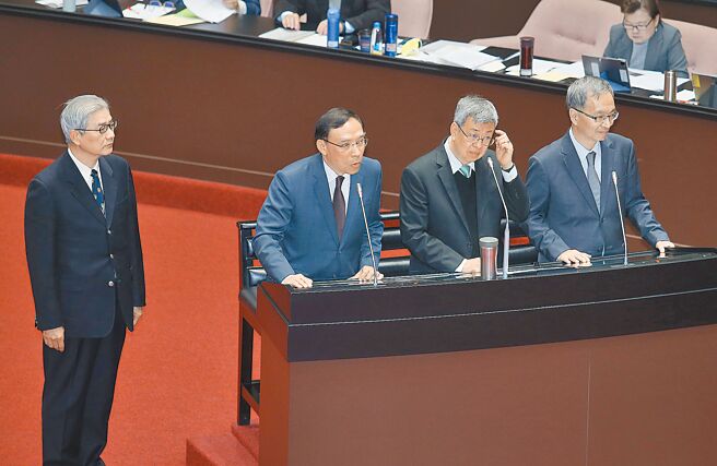 立法院9日临时会安排行政院长专案报告，卫福部长薛瑞元（右起）、阁揆陈建仁、法务部长蔡清祥、金管会主委黄天牧答询，遭立委质疑高端发布重大讯息时严重损害政府威信。（姚志平摄）