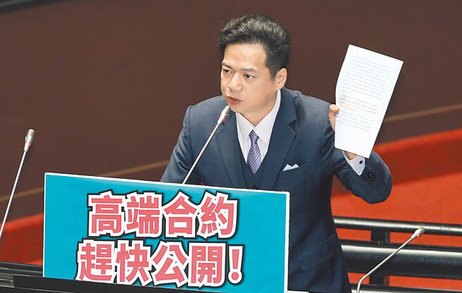 立法院9日临时会安排行政院长提出高端专案报告，立委邱臣远上台质询时质疑专案报告书面资料当天早上8点15分才送到立委办公室。（姚志平摄）