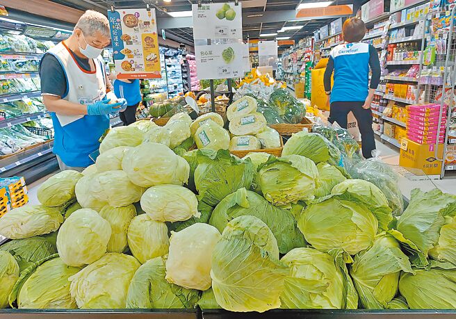 国内高丽菜盛产，台北市场9日批发价格较去年同期减少约5成。图为超市贩售高丽菜。（张铠乙摄）