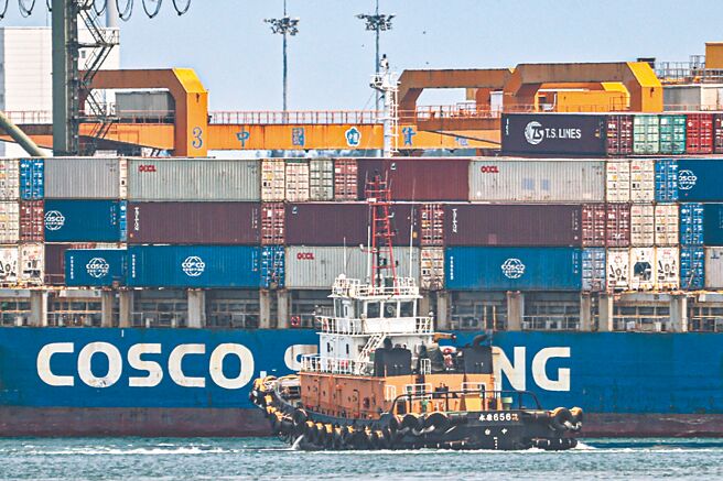 红海危机搅乱海运市场，传出已有航运业者与胡塞武装组织达成协议，以防止船只遭到攻击，消息一出打趴货柜三雄股价，散装航运股价也受拖累。（中新社）