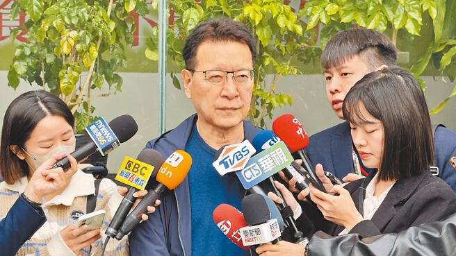 国民党副总统候选人赵少康（左二）。（资料照）