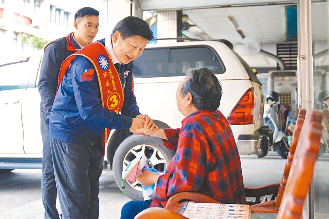 尋求連任的國民黨花蓮縣立委候選人傅崐萁（左），深入各鄉鎮向民眾請託，受到鄉親歡迎。（花蓮縣立委候選人傅崐萁競選總部提供／王志偉花蓮傳真）