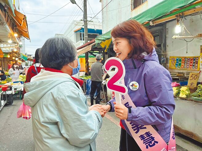 選戰倒數，民進黨花蓮縣立委候選人張美慧（右）在市場拜票爭取選民支持。（花蓮縣立委候選人張美慧競選總部提供／王志偉花蓮傳真）