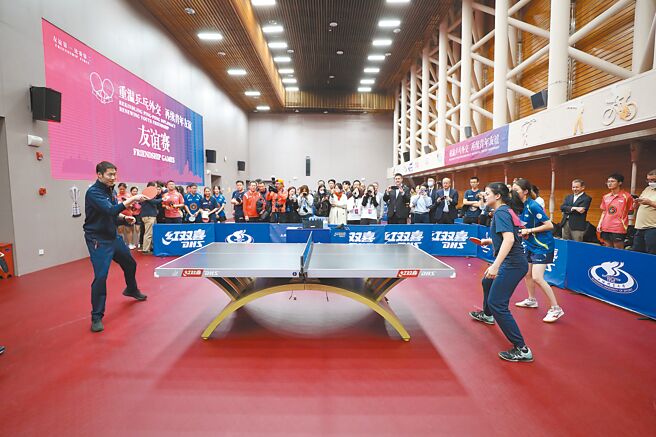 中美青年乒乓球交流活动9日在上海国际乒乓球联合会博物馆举行。两国青年相互切磋，重温乒乓外交。（中新社）