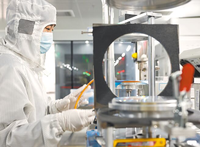 大陆拟建两岸积体电路产业合作试验区，助力在闽台企融入。图为江苏暖阳半导体科技公司LED晶片厂房工作现场。（新华社）