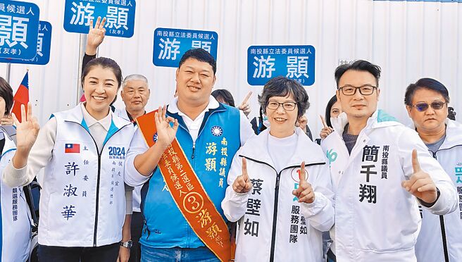 國民黨南投縣長許淑華（左一）、南投二選區立委候選人游顥（左二），與民眾黨台中一選區立委候選人蔡壁如（左三）、南投黨部主委簡千翔（左四）合體，強調藍白一直有合作，非綠力量大團結。（楊靜茹攝）