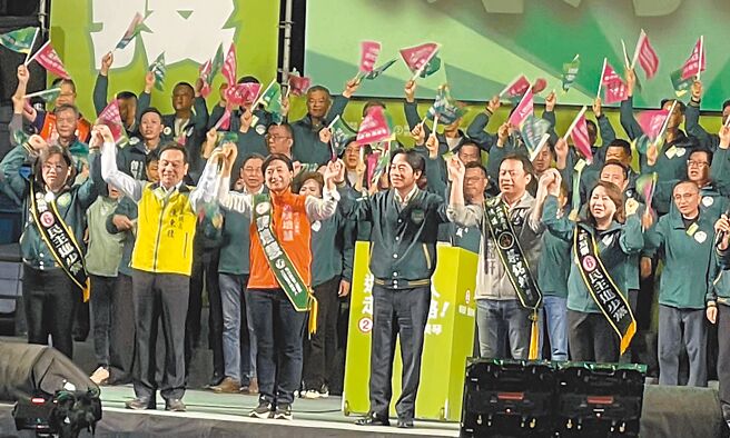 民進黨總統候選人賴清德（前排左四）9日晚間在竹山星期四夜市舉行造勢晚會，為黨籍南投一選區立委候選人蔡銘軒（前排左五）、南投二選區立委候選人蔡培慧（前排左三）輔選。（楊靜茹攝）