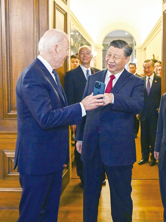 大陆国家主席习近平（右）在美国当地时间2023年11月15日，与美国总统拜登举行会谈。（新华社）