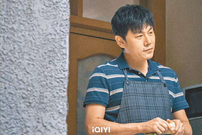 秦昊在《三大隊》中飾演緝凶刑警，角色跨度長達13年。（愛奇藝國際站提供）