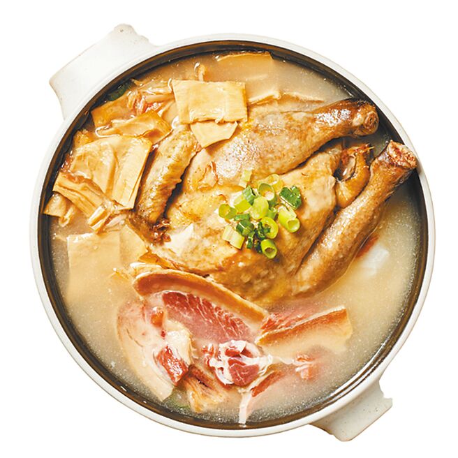 蝦皮購物「美食年貨節」上海鄉村砂鍋燉土雞湯，優惠價1399元。（蝦皮購物提供）