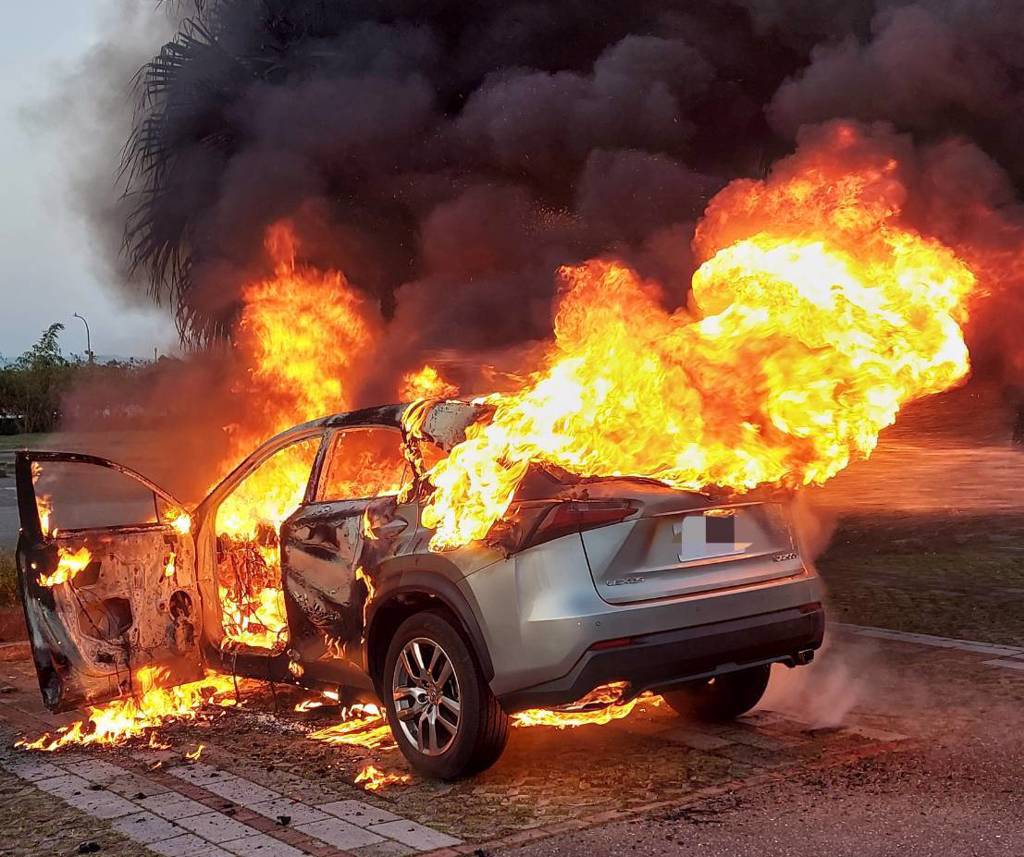 轟然巨響！淡水漁人碼頭火燒車，醉女嗆傷逃出避死劫。(葉庭欣/翻攝)