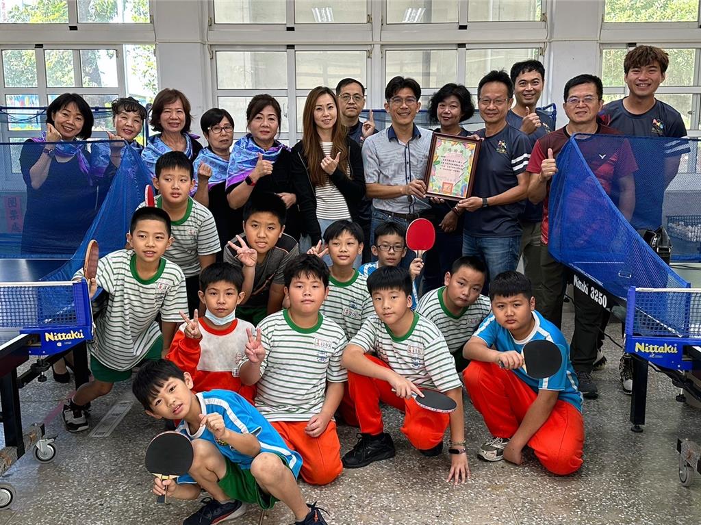 以球會友傳遞愛心，中山國小義賣所得捐至中壇國小購買發球機等設備。（高市教育局提供／楊舒婷高雄傳真）