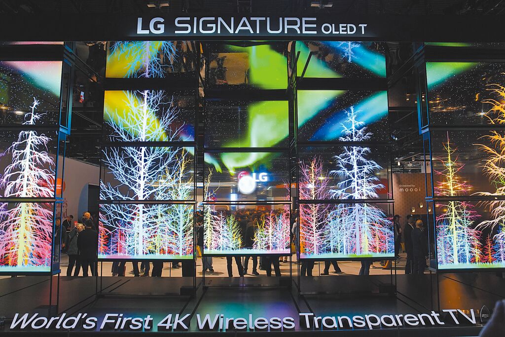 LG發表的無線透明OLED電視，改變人們對電視的想像，在2024 CES引發熱議。（美聯社）