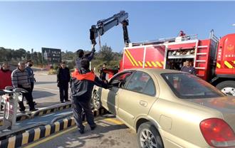 趕搭小三通船班 金門男開車失控「騎上」路沿石
