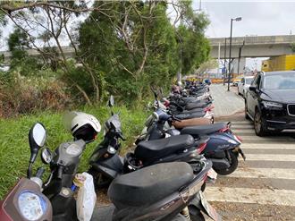 妹子「站机车后立中柱」网吵翻 台北人习以为常：这是必备技能