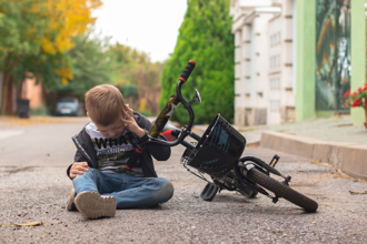 轎車撞飛單車男童 「冷血女駕駛」只顧車損！網友罵翻