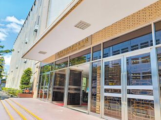 男醫師樓梯間性侵學妹 改判無罪