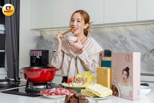 爱雅本以为当品牌代言人就好，但W先生求好心切希望她亲力亲为。（图／焦正德摄）