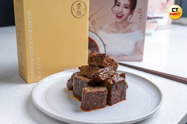 素食猪血糕「18K金砖」深获饕客好评。（图／焦正德摄）