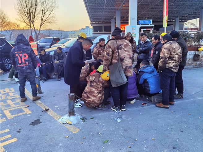 大陸建築業蕭條，鄭州農民工往年日薪1540元，今年跌到792元。（大陸第一財經）