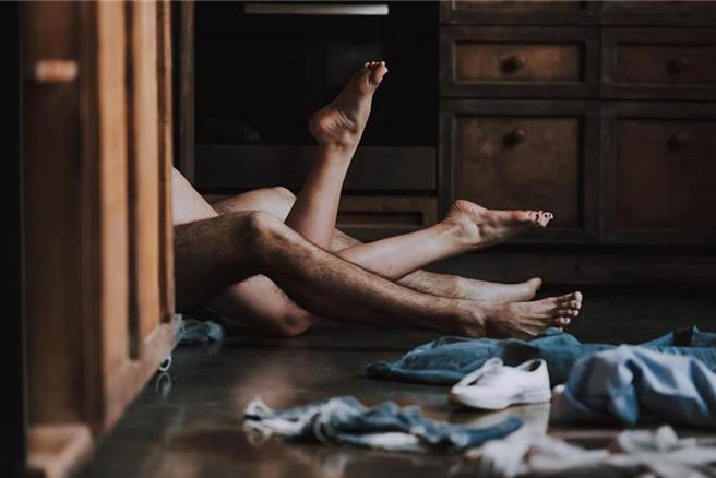 人妻找未成年小鲜肉外遇被捉包，害少年跟母亲连带赔10万元（示意图，达志影像）