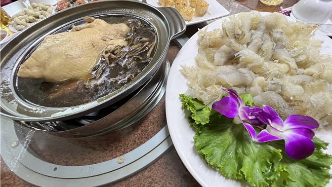 入冬冷氣團一波波來襲，如何進補又吃得健康，中醫師黃雅倫建議，除了少油、少鹽、少糖的原則外，也要依個人體質特性選擇適合的藥膳。（張毓翎攝）