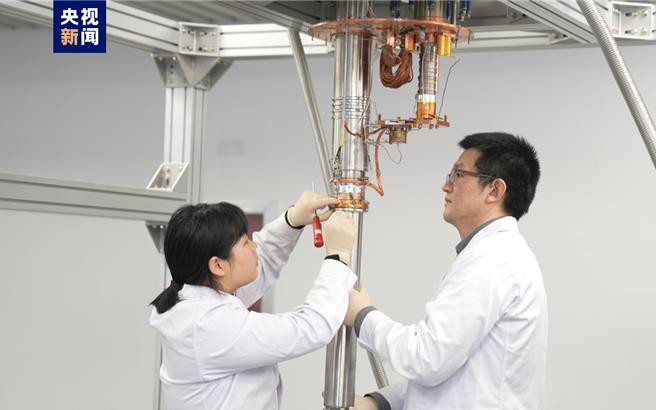大陸科學家實現無液氦極低溫制冷基礎研究突破。圖為科研人員調試極低溫制冷平台。（大陸央視）