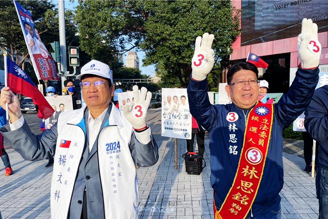 新竹县长杨文科（左）陪同争取立委连任的林思铭（右）在路口拜票，请选民抢救务实做事、深耕服务地方的优秀立委。（林思铭团队提供／罗浚滨新竹传真）
