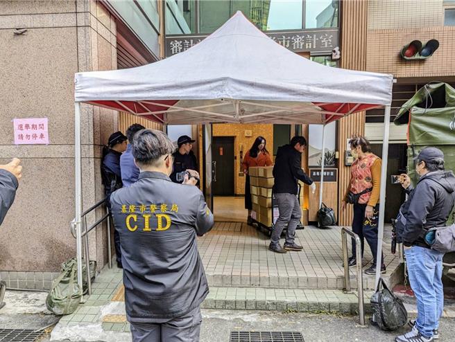 為確保這次大選選票的安全，基隆市警局全程協助選委會及各區區公所護送，並有蒐證人員現場蒐證。（張志康攝）