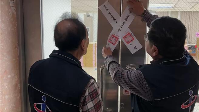 基隆市選委會表示，10日晚間已將大選選票全數運抵選委會封存，11日上午9時，在監察小組委員及政風人員的陪同下，揭開選票封存處所的大門封條，由七區選務中心分批將選票運回七區區公所。（張志康攝）