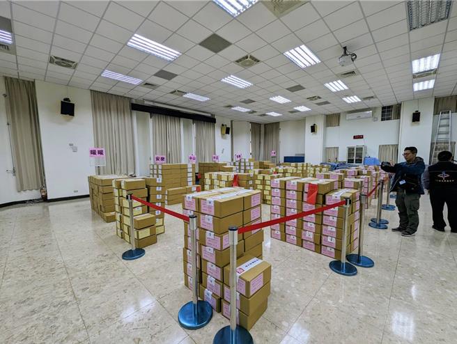 基隆市選委會表示，10日晚間已將大選選票全數運抵選委會封存，11日上午9時，在監察小組委員及政風人員的陪同下，揭開選票封存處所的大門封條，由七區選務中心分批將選票運回七區區公所。（張志康攝）