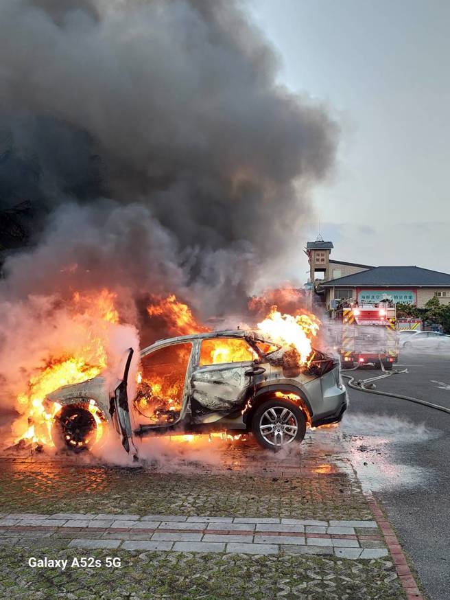 轟然巨響！淡水漁人碼頭火燒車，醉女嗆傷逃出避死劫。(葉庭欣/翻攝)