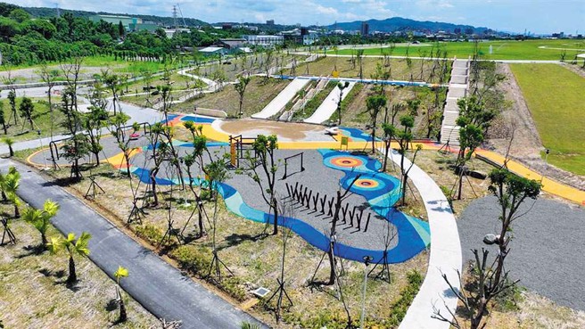 大嵙崁亲水园区共融式游戏场，提供小朋友游戏场所。（桃园市政府提供）