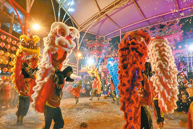 迎古董接財神活動是龍潭區年度盛事之一，吸引眾多民眾參加熱鬧非凡。（圖／桃園市政府、野菱蔓生提供）