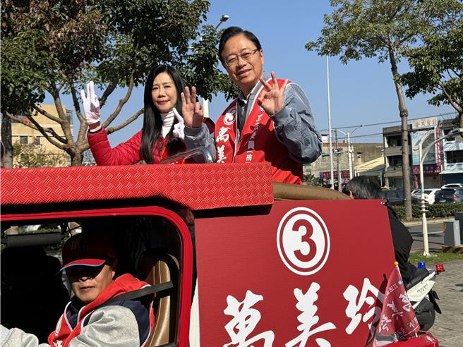 桃園市長張善政11日請假全力輔選，首場幫爭取連任的立委萬美玲車隊掃街。(蔡依珍攝)