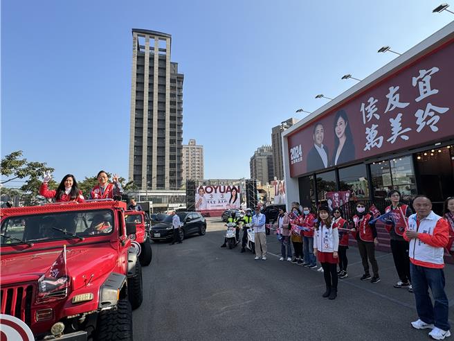 桃園市長張善政11日請假全力輔選，首場幫爭取連任的立委萬美玲車隊掃街。(蔡依珍攝)