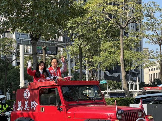 桃園市長張善政11日請假全力輔選，首場幫爭取連任的立委萬美玲車隊掃街。(蔡依珍攝)