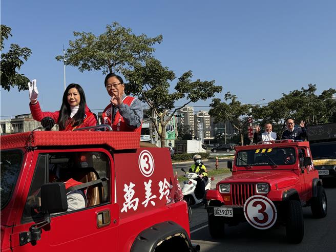 副議長李曉鐘和議員林政賢也全力幫萬美玲拉票。(蔡依珍攝)