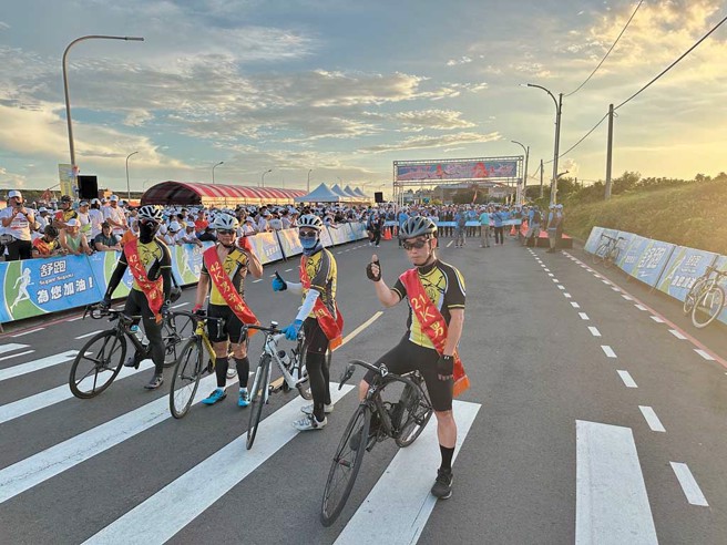 桃園市第3屆大觀盃海洋國際馬拉松，可飽覽陸、海、空美景，吸引國內外4500名跑者參與。（圖／大園區公所提供）