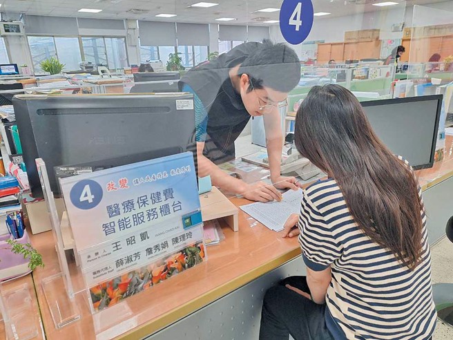 大園區公所提供機場回饋金醫療保健費臨櫃諮詢服務。（圖／大園區公所提供）